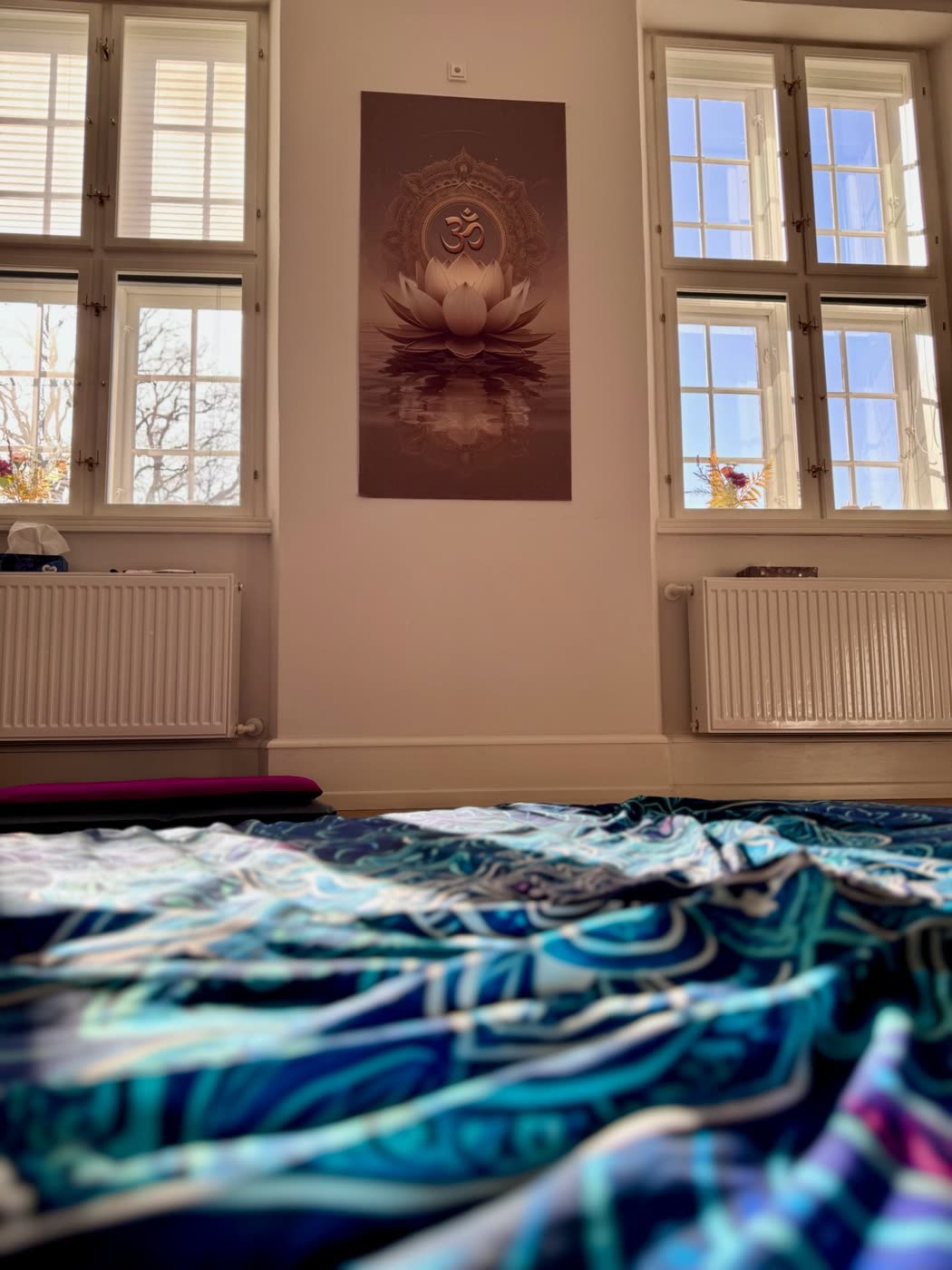Salen med tæpper og morgenlys