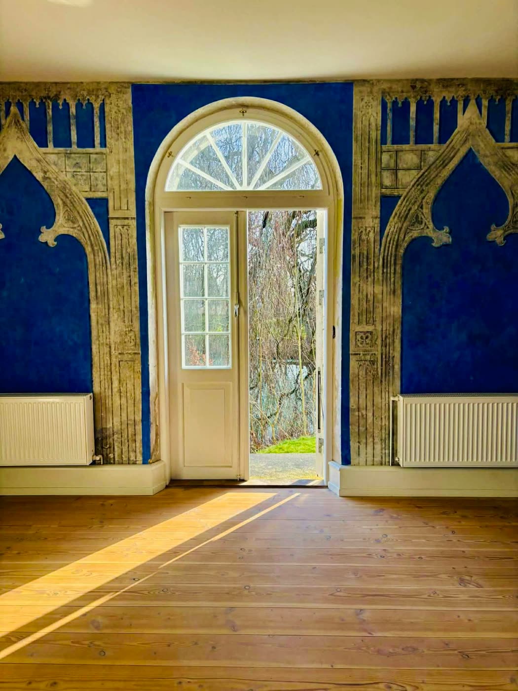 Den buede dør mod haven